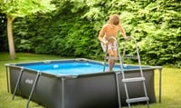 Sfeerbeeld met model en trap