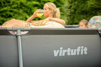 Sfeerbeeld met model in zwembad
