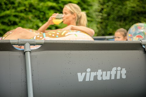 Sfeerbeeld met model in zwembad