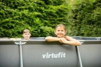 Sfeerbeeld met model over zwembad