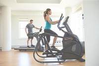 Matrix A50 Ascent Crosstrainer XIR lifestyle zijkant trainen