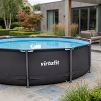 Lifestyle afbeelding van het ronde antracietgrijze VirtuFit Zwembad in een tuinsetting met een duidelijke weergave van het frame en het witte logo.