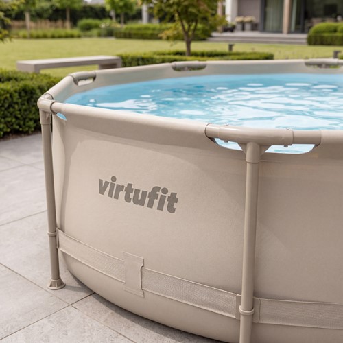 Lifestyle sfeerbeeld van de stevige frameconstructie en de beige liner van het VirtuFit ronde opzetzwembad stabiel geplaatst op een modern betegeld terras in de achtertuin.