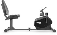 Zijaanzicht van de compacte VirtuFit RB100 fitnessfiets met een comfortabele rugleuning en verstelbaar onderstel