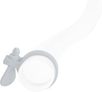 Detailopname van de witte VirtuFit slangklem met handige vleugelmoer bevestigd op een transparante flexibele slang