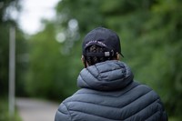 buckley-cap-black-beige-model-back