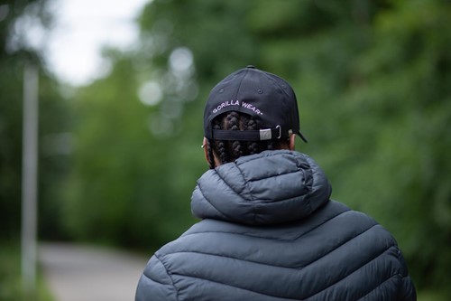 buckley-cap-black-beige-model-back