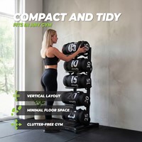Lifestyle afbeelding van een compact VirtuFit opbergrek gevuld met diverse power bags in een opgeruimde fitnessruimte.
