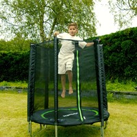 Lifestyle afbeelding van een springend kind op de zwarte VirtuFit kindertrampoline van 140 cm in een groene tuin setting.