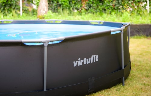 Zijaanzicht van het VirtuFit ronde zwembad met focus op de stevige constructie en de moderne donkergrijze kleur.