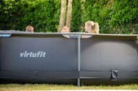 Lifestyle zijaanzicht van het VirtuFit ronde zwembad van 366 x 76 cm geplaatst op een gazon in een groene omgeving.
