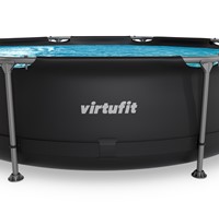 Close-up van het VirtuFit logo op de duurzame antracietkleurige zijwand van het zwembad.