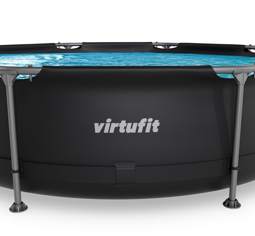 Close-up van het VirtuFit logo op de duurzame antracietkleurige zijwand van het zwembad.