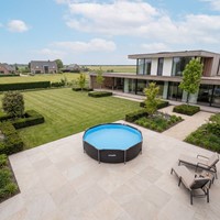 Lifestyle afbeelding van het VirtuFit Frame Zwembad Ø 305 cm in een moderne tuin met terras.