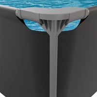 Detailopname van de versterkte hoekverbinding en de stabiele frameconstructie van het VirtuFit zwembad.