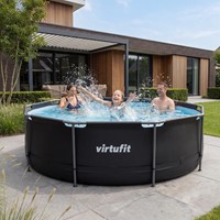 Actiefoto van een gezin dat geniet en spettert in het ronde VirtuFit zwembad antraciet in hun achtertuin.