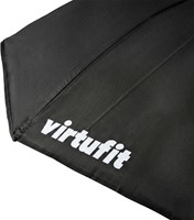 Detailopname van het VirtuFit logo op de zwarte weerbestendige stoelparasol