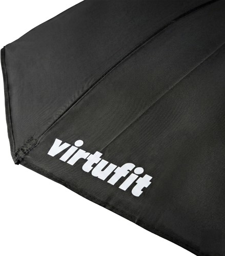 Detailopname van het VirtuFit logo op de zwarte weerbestendige stoelparasol
