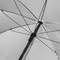 Detailopname van het stevige zwarte frame en de baleinen van de VirtuFit Premium Beach Umbrella.