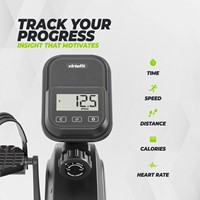 Detailopname van het overzichtelijke display en de handmatige weerstandsknop van de VirtuFit RB100 fitnessfiets