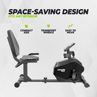 Infographic die het compacte en ruimtebesparende ontwerp met handige transportwielen van de VirtuFit RB100 hometrainer laat zien