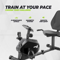 Infographic van de VirtuFit RB100 ligfiets met de belangrijkste kenmerken zoals het magnetische vliegwiel en de acht verschillende weerstandsniveaus